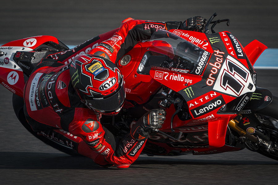 Nicolò Bulega em curva na Ducati Panigale V4R da equipa Aruba.it Racing com capacete Magneti Marelli Checkstar