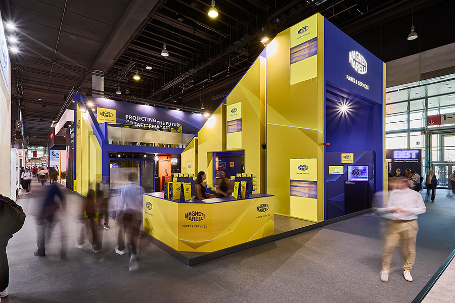 Stand da Magneti Marelli Parts & Services com visitantes na Automechanika Frankfurt 2026